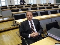 J. Scharf vor einer Landtagssitzung 2007